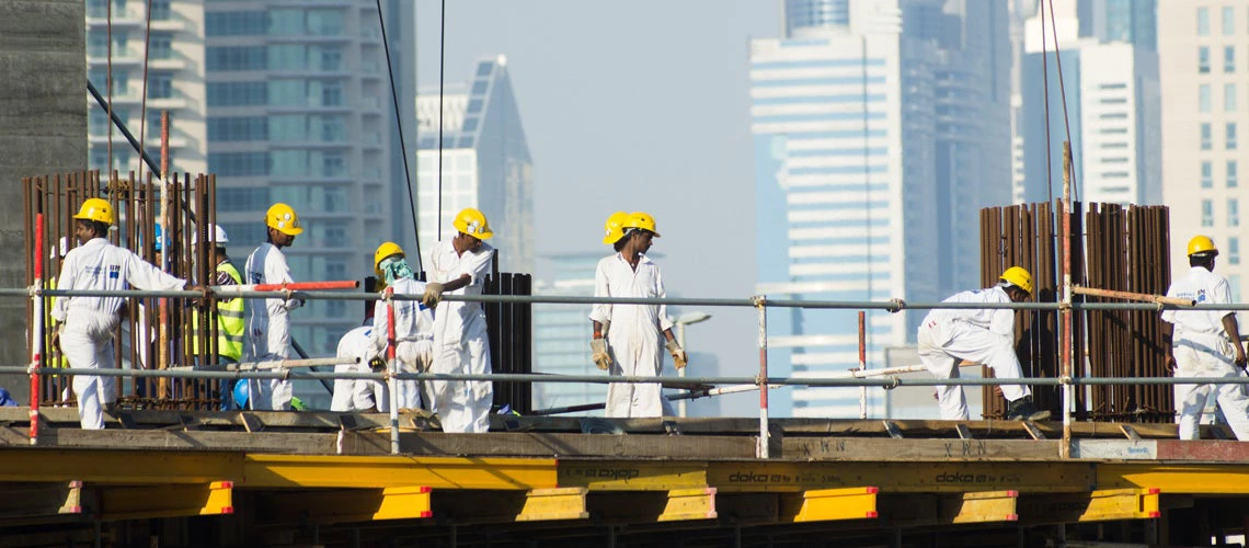 Trabajadores en una zona de construcción 