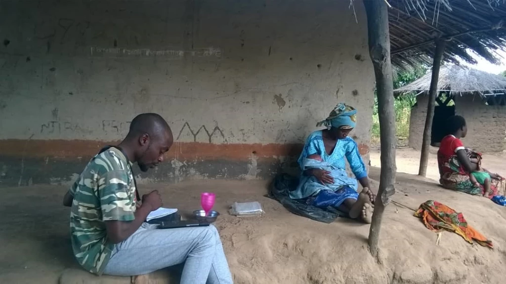 Malawi IHS5 Enumerator administering household questionnaire using World Bank Survey Solutions Photo Credit: Malawi National Statistical Office