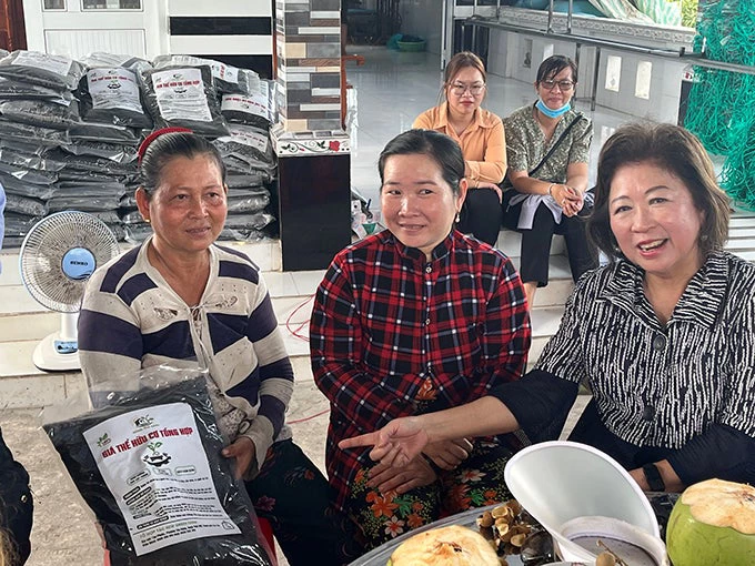 لقاء مع مؤسسة تعاونية فيتنامية تبيع السماد المصنوع من قش الأرز. قش الأرز منتج زراعي ثانوي وفير، وجرت العادة أن يتم حرقه.