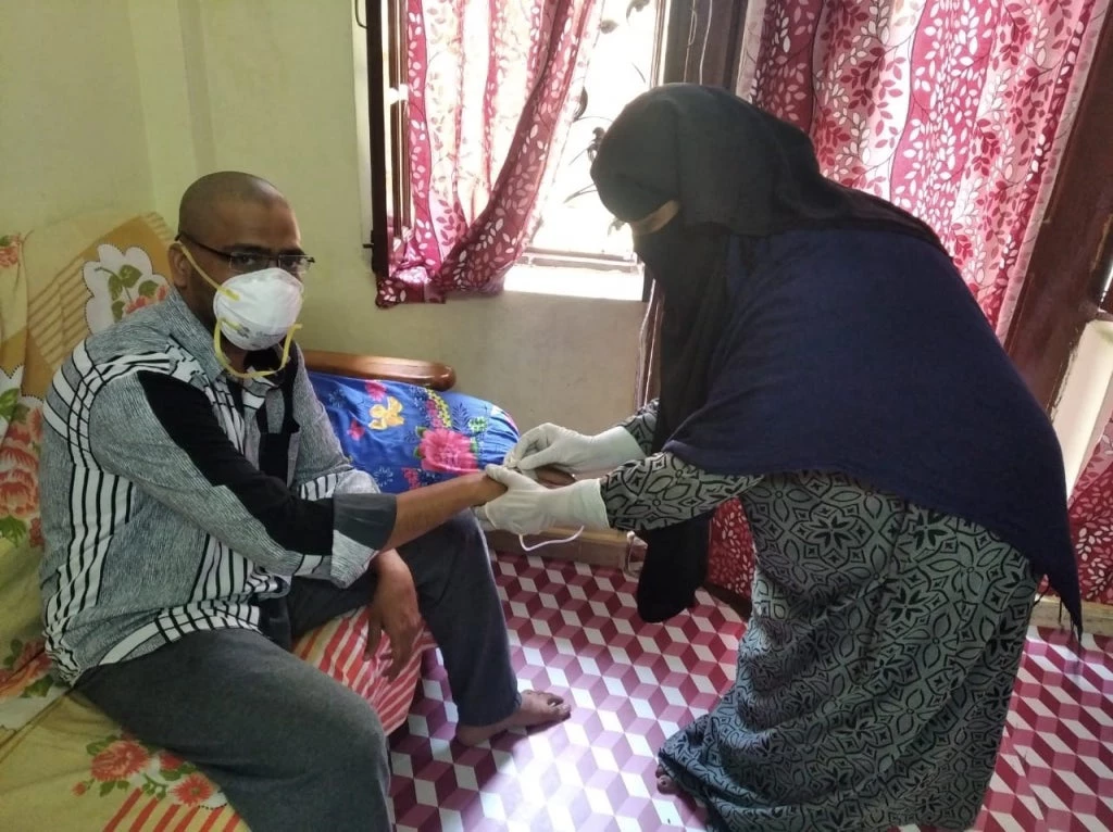 A woman trained by Nai Manzil providing health care in Hyderabad. 