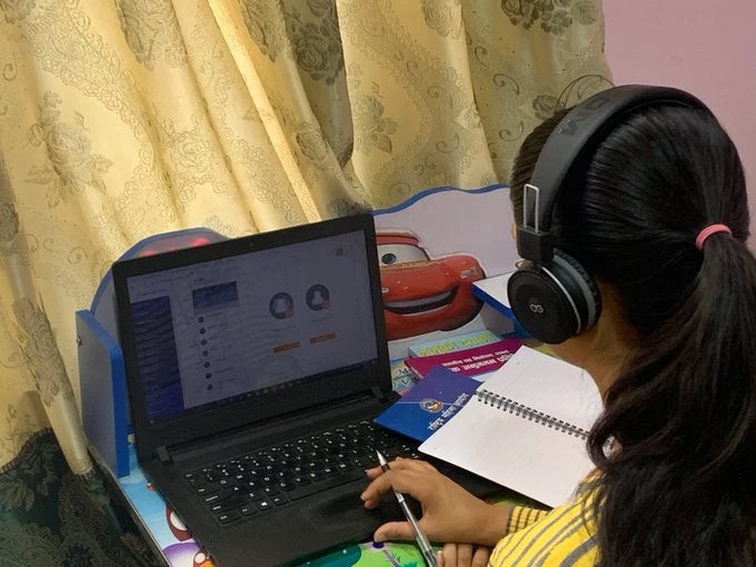 A Khabar Garaun helpline officer at work. Photo - World Bank