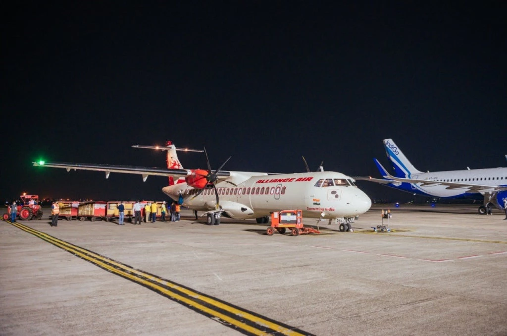 Airport personnel unloads an airplane with medical supplies to combat COVID-19 in the Indian State of Odisha. Copyrights OSMCL.