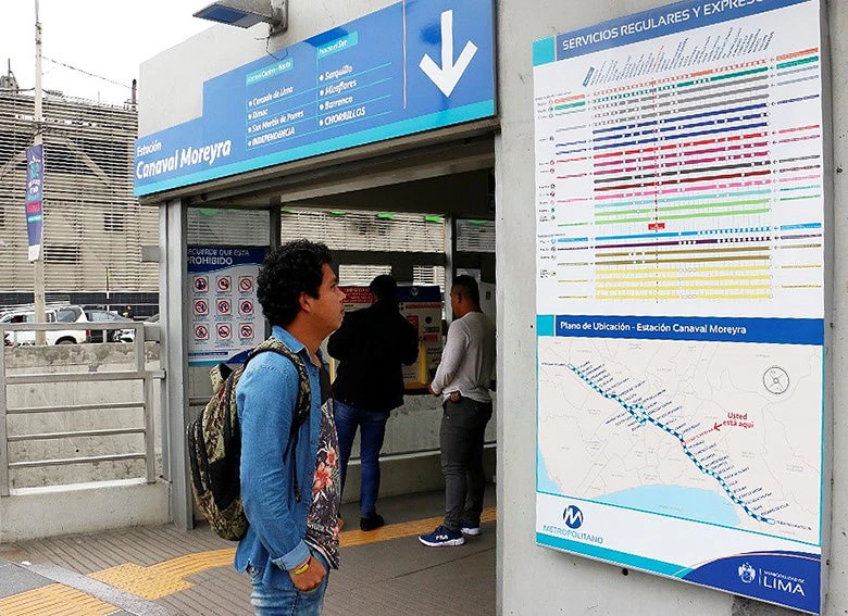 Nouvelle signalétique à la station Canaval Moreyra sur le réseau de bus en site propre Metropolitano, à Lima : indications de direction, plan et présentation des différents services disponibles. Source: ProTransporte.