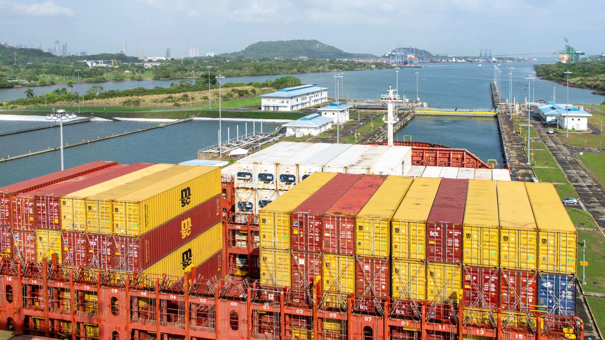 Mapping 20 years of change in the global liner shipping network