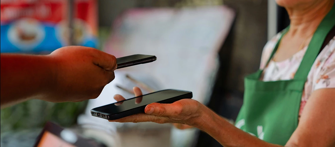 Paying with a mobile at a shop. | © Grab on Unsplash