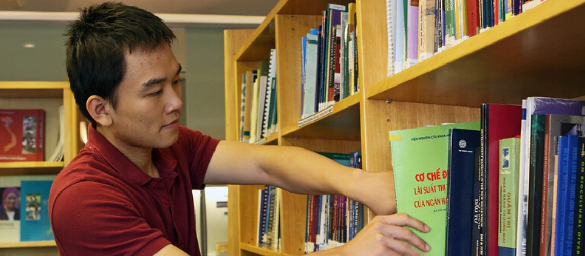 A student in Hanoi does research at the Vietnam Development Information Center in Hanoi, Vietnam. Photo: Huong Lan Vu / World Bank