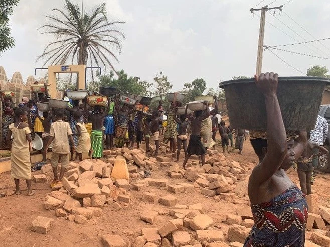 Les gens s'approvisionnent en eau à la borne-fontaine au Bénin. Photo : Mariam Sou / Banque mondiale