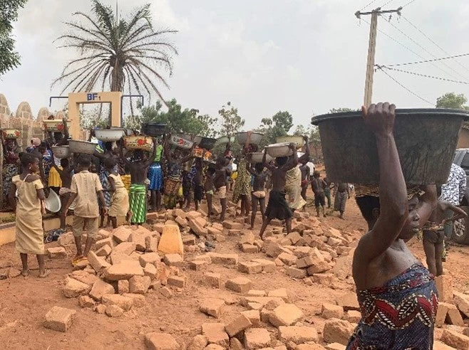 People are getting water at the standpipe in Benin. Photo: Mariam Sou / World Bank