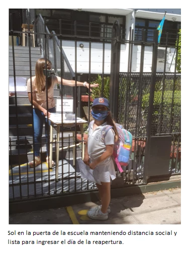 Sol en la puerta de la escuela manteniendo distancia social y lista para ingresar el dia de la reapertura.