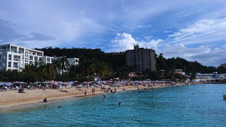 Más allá de la playa: Por qué el turismo del Caribe debe priorizar la calidad del empleo ahora