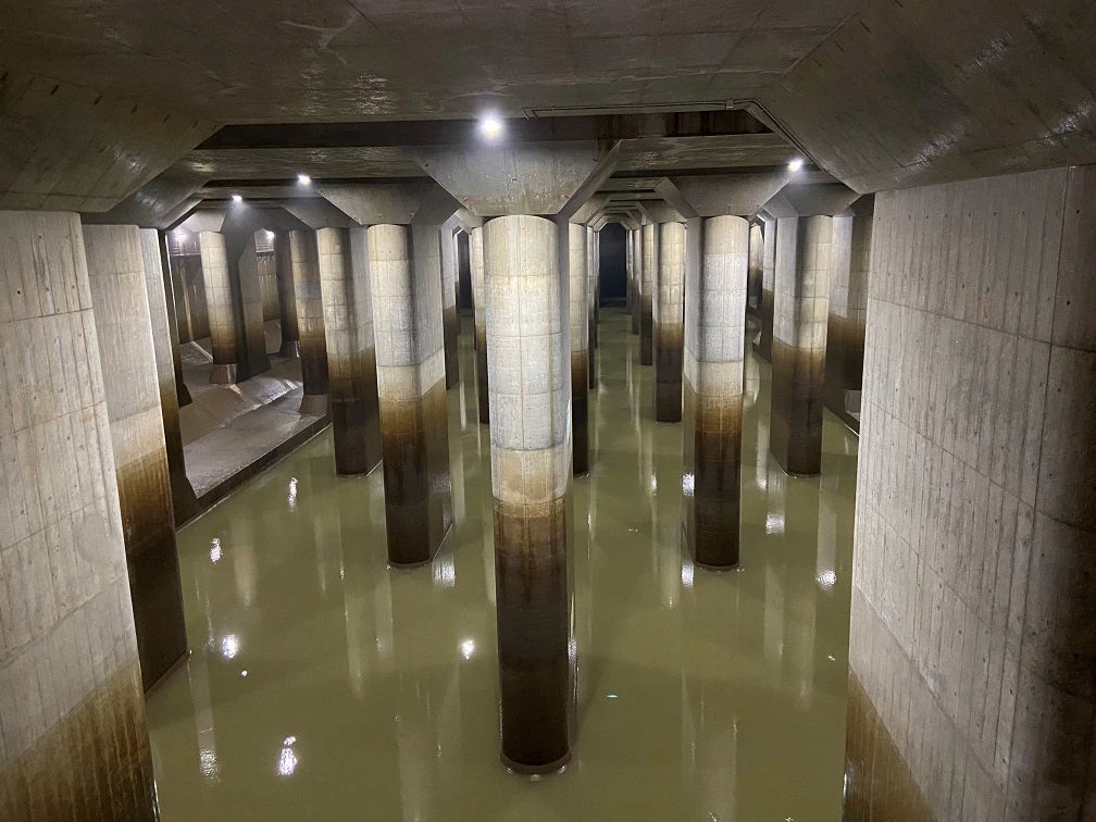 東京近郊にある「地下神殿」と呼ばれる放水路。巨大なコンクリートの柱があり、低地に位置する近隣地域からの表流水を貯留し排水することができる。