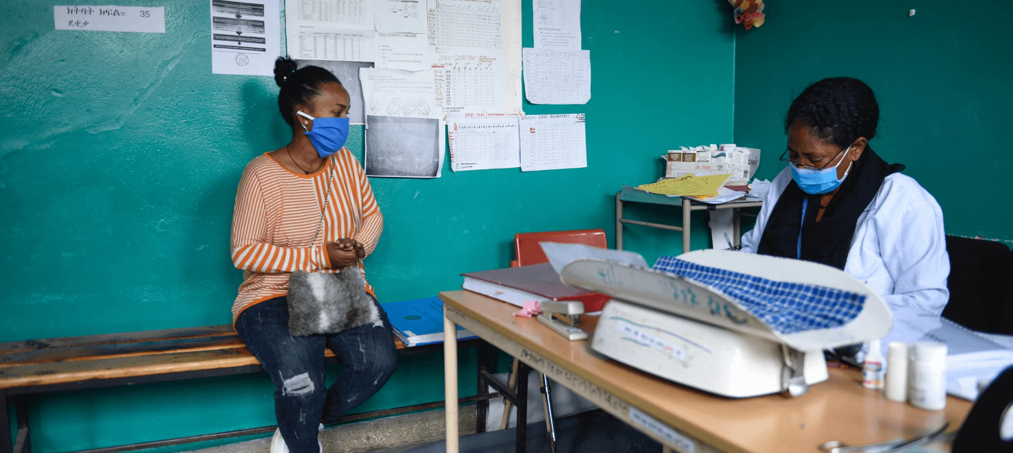 Une infirmière préparant une injection de vaccin au centre de santé de Meshwalekiya à Kirkos, en Éthiopie. (Photo : Michael Tsegaye/Banque mondiale)