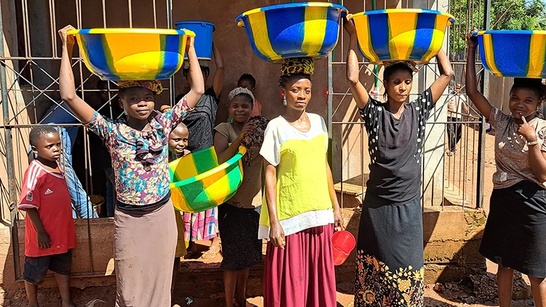 Women fetching water in a peri-urban area nearby Tshikapa