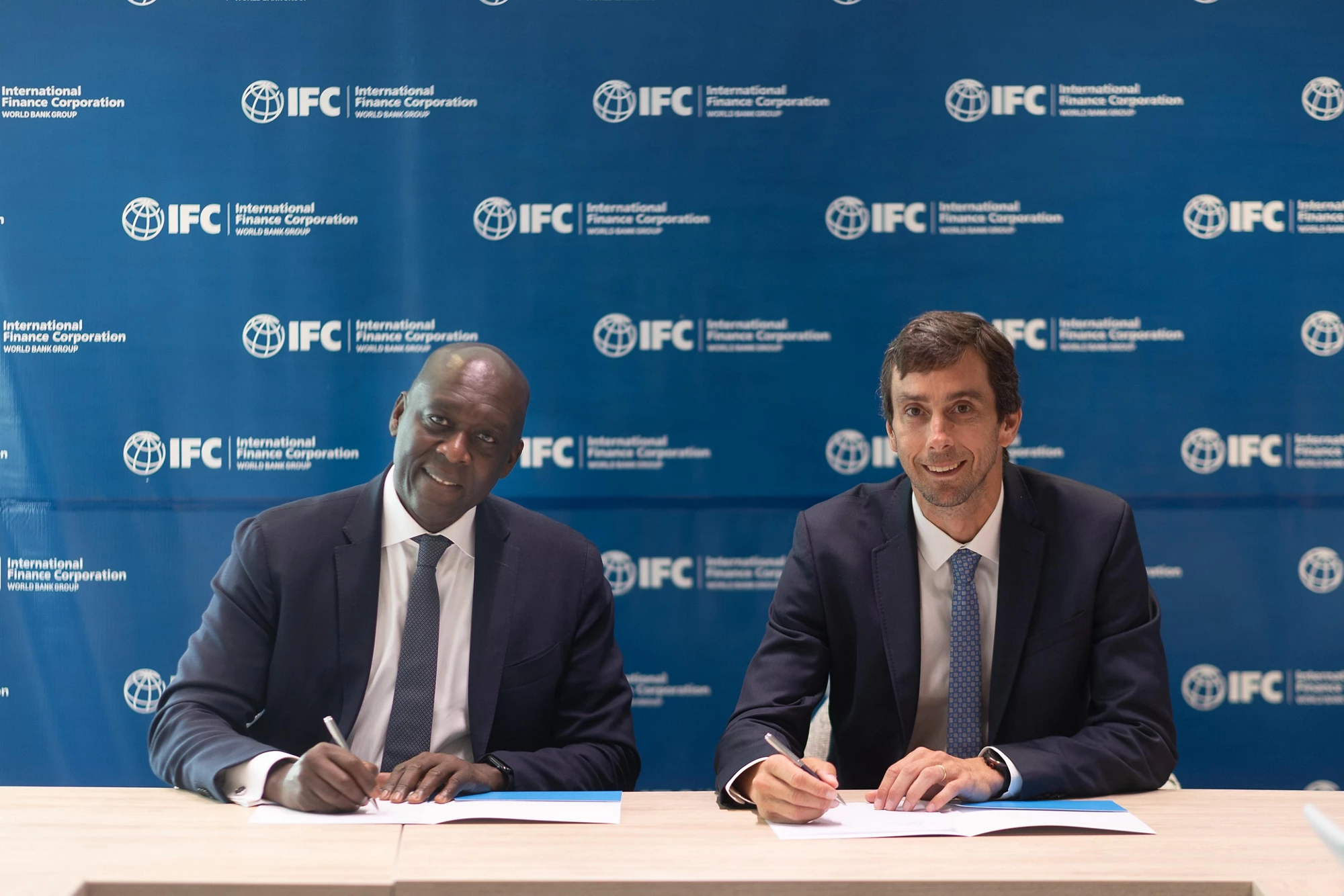 Director Gerente de IFC y el CEO de PCR firma un acuerdo de inversión