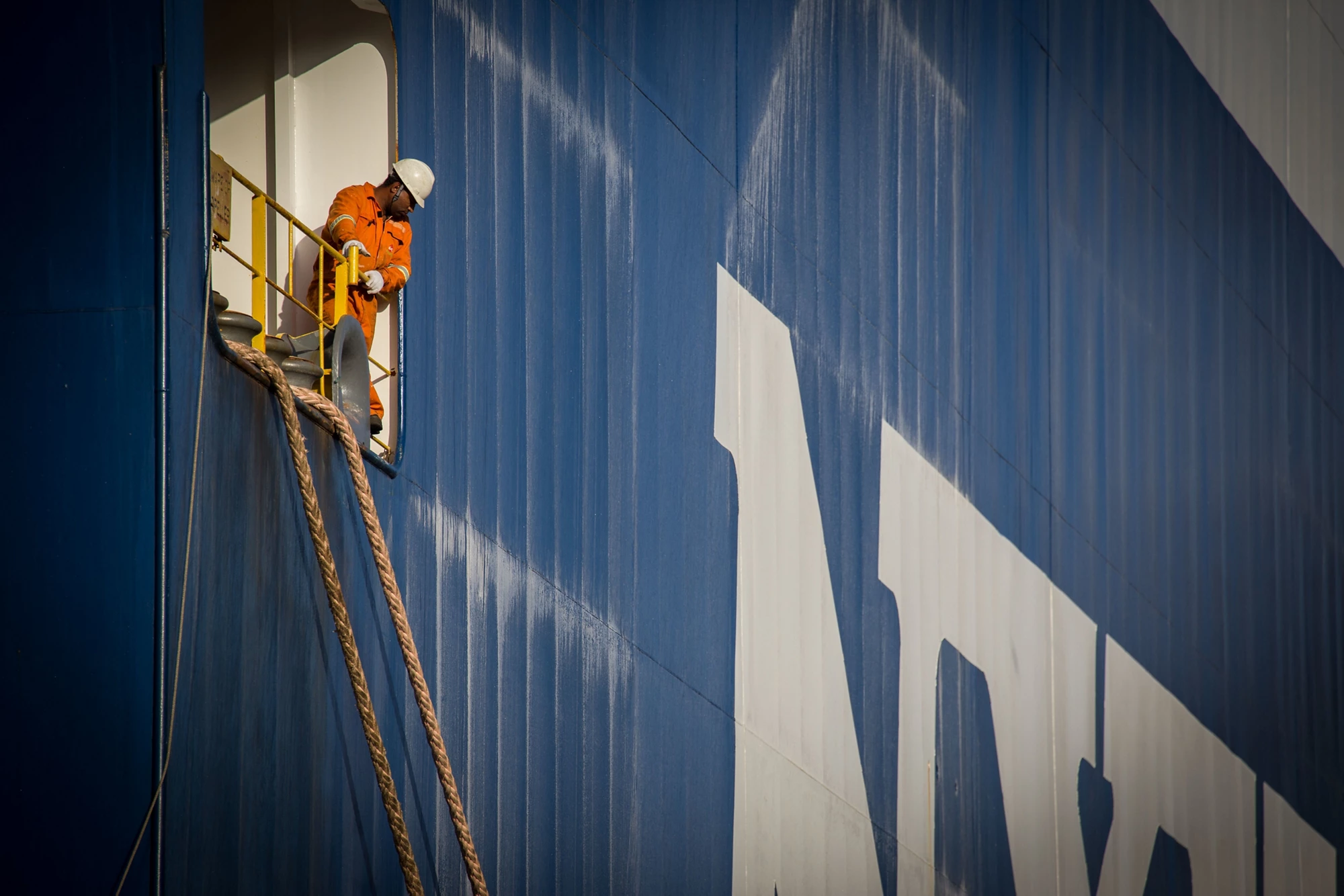 Ouvrier dans un port