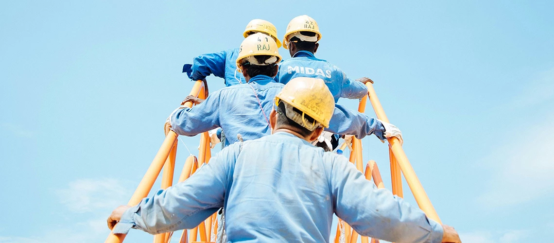 Workers climing a ladder. | © sol / Unsplash 