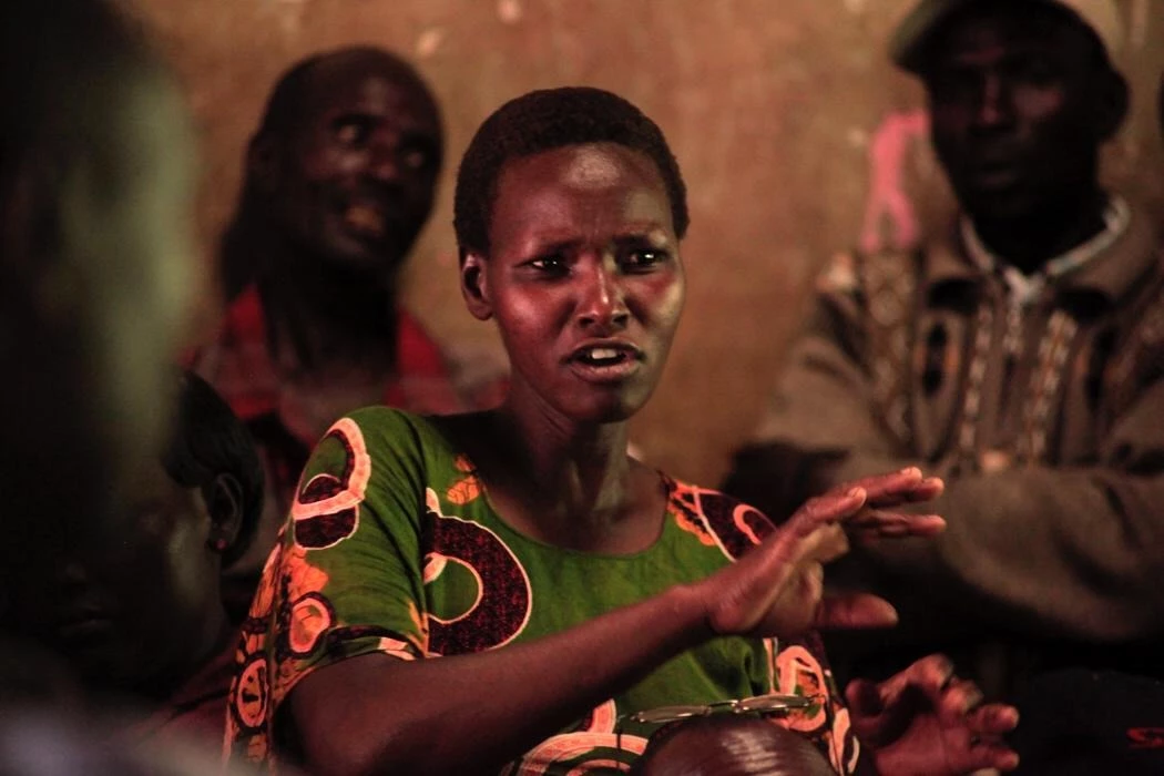 A young Kenyan woman shares her point of view with fellow youth and elders at a community meeting in rural Kenya. Credit; Emma Nzioka, World Bank. 