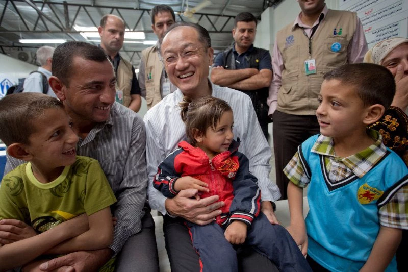 Jim Yong Kim, presidente del Banco Mundial con refugiados sirios © Syrian refugee