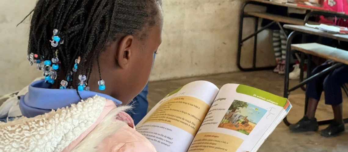  Girl reading from a workbook at primary school in Maputo. Photo: Leonor Costa Neves/World Bank