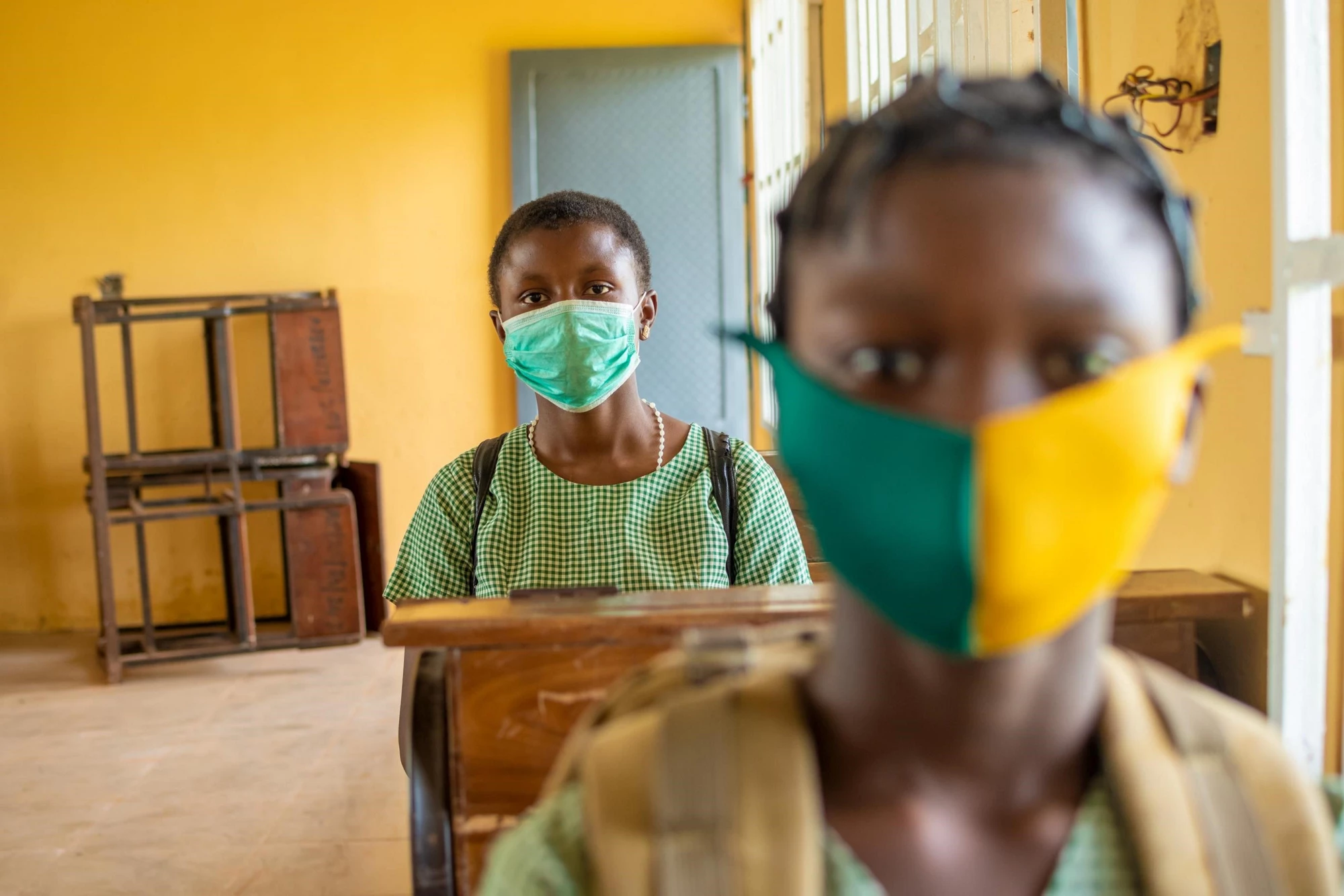 Des élèves d'école primaire assis en classe, portant des masques faciaux, et observant la distanciation physique - Crédit photo : Confidence