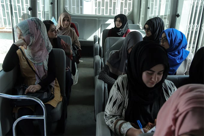 Grâce au Programme pour le développement de l’enseignement supérieur (HEDP), les étudiantes peuvent emprunter un minibus pour se rendre en toute sécurité à faculté de médecine de Kaboul. Photo : Rumi Consultancy/Banque mondiale