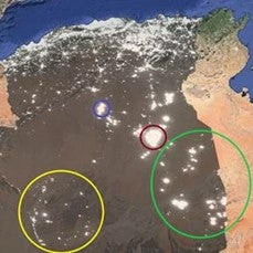 Note : Hassi R'mel est entouré en bleu, Hassi Messaoud en rouge, les champs pétroliers et gaziers d'Adrar et d'Illizi sont respectivement en jaune et en vert.