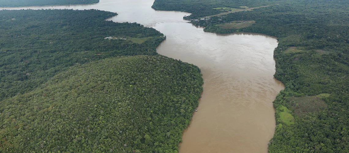 Vista aérea de un río que cruza la Amazonía colombiana 