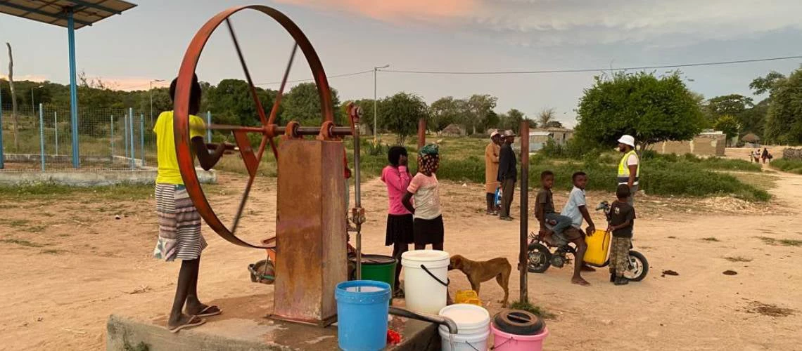 Women gathering around the manual water pump in the Municipality of Chibia, Province of Huila. Photo: Aleix Capdevila/World Bank