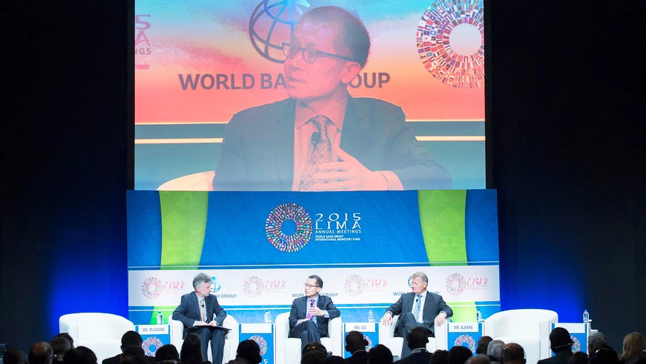 Angus McCrone, Jin-Yong Cai, and Rune Bjerke discuss renewable energy. © Franz Mahr/World Bank
