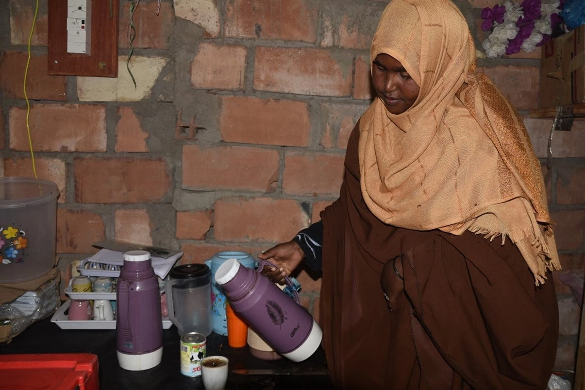 Anissa, a woman from Mouloud in Djibouti, serving tea. (Photo: Rabia Houssein Aden)