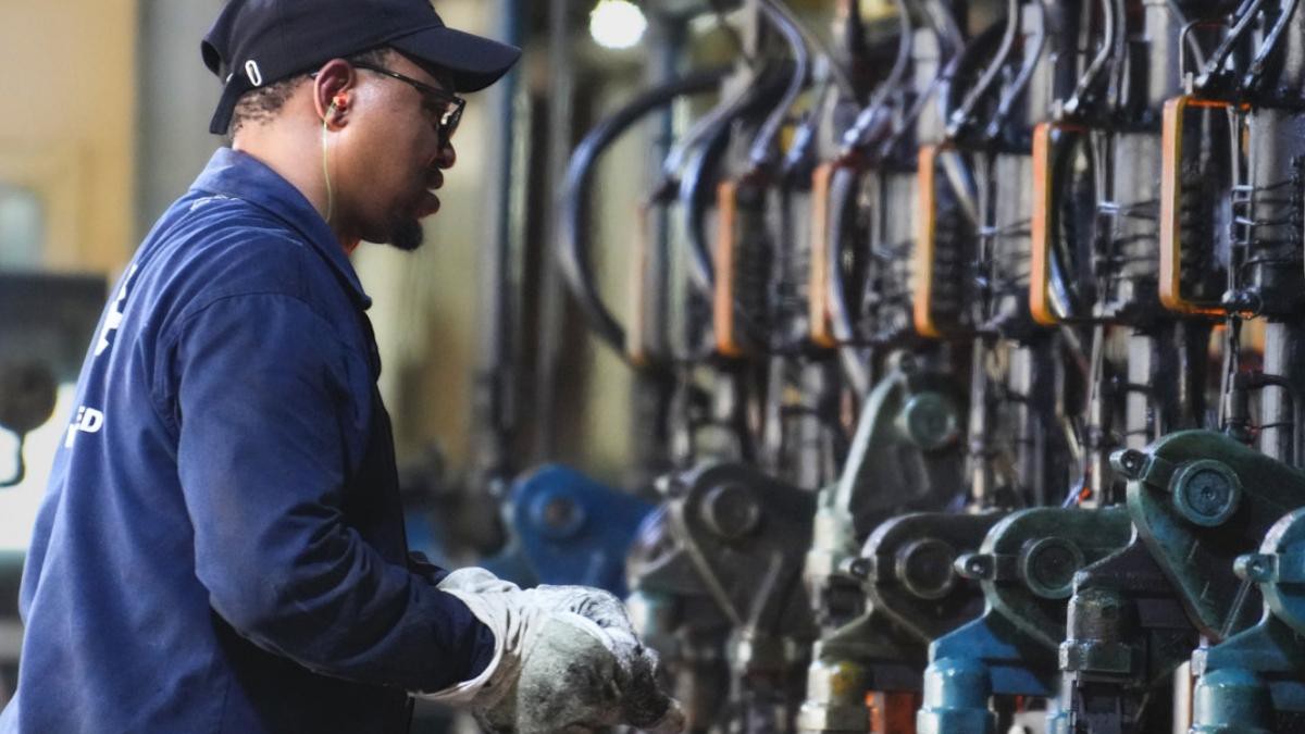 Worker at an industrial facility, illustrating how private investment can support job creation. Kioo Glass Factory. Photo by Maria Galang/IFC. 