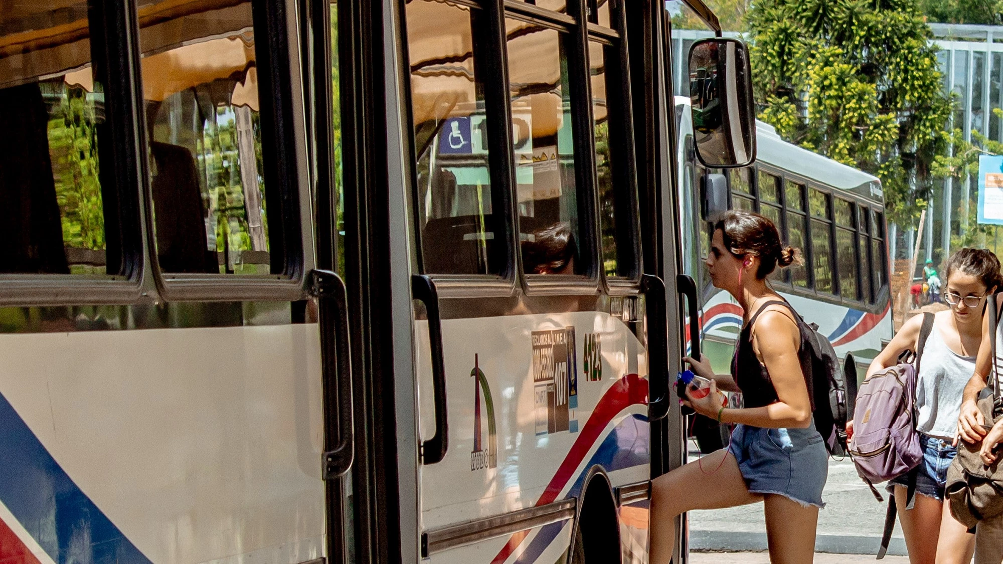 Passengers getting on a bus in Buenos Aires, Argentina. Photo: Juan Ignacio Coda/World Bank