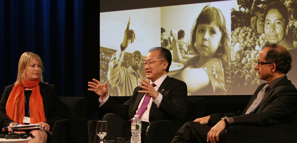 Presidente Kim y Kaushik Basu analizan inclinación del arco de la pobreza