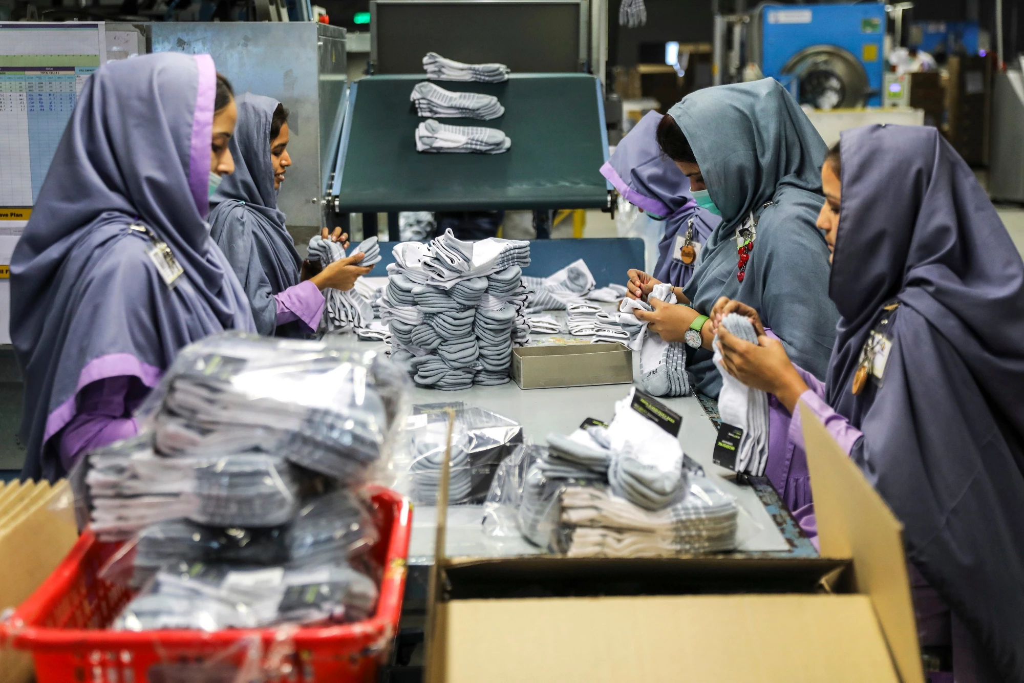 Un groupe de femmes travaillant dans une usine de textile (Pakistan) | Source : www.pakstockphoto.com | Photographe : Asad Zaidi