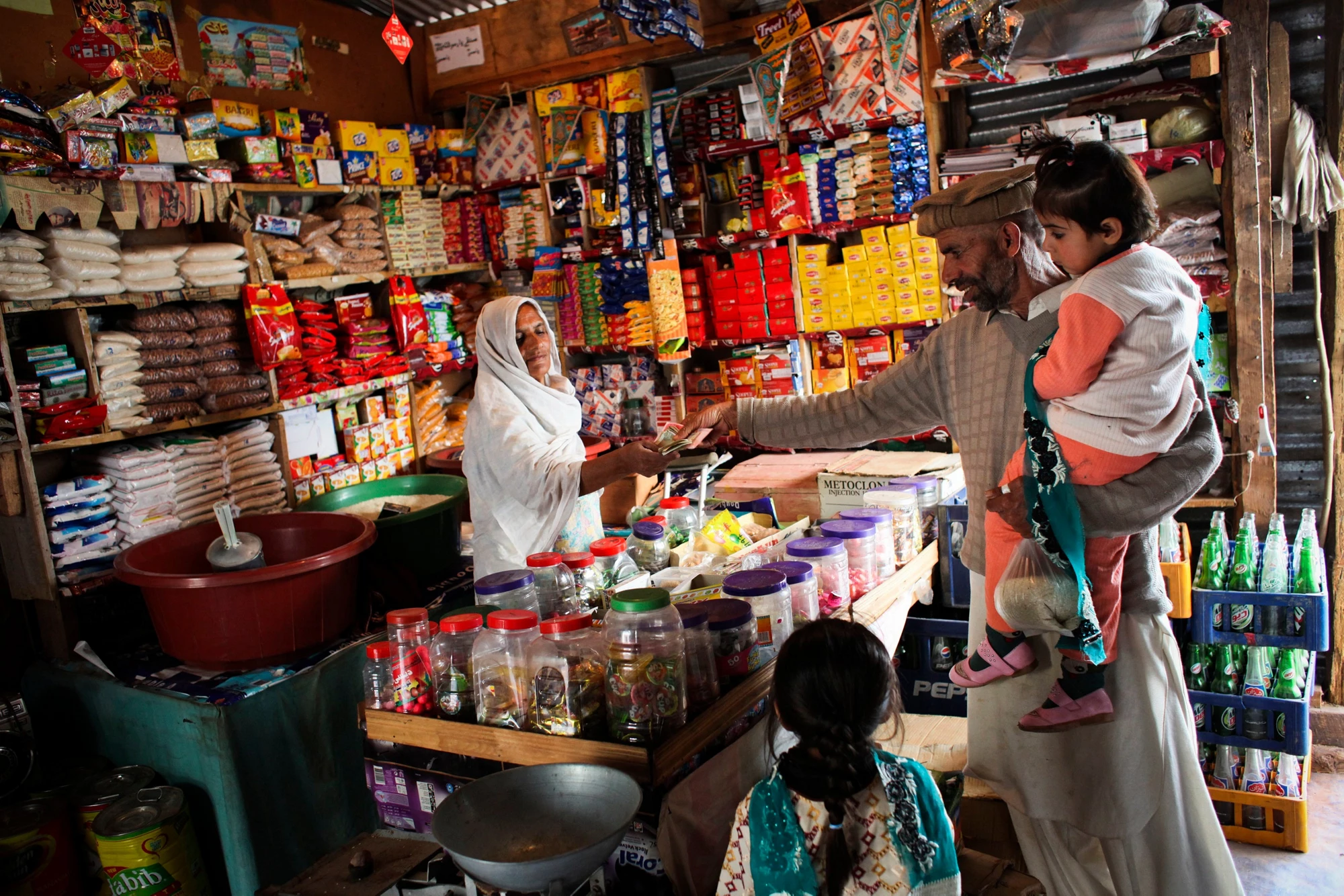 Roheela Bibi, dans son commerce à Sheikhupura, dans le Pendjab (Pakistan) | Source : www.pakstockphoto.com | Photographe : Asad Zaidi