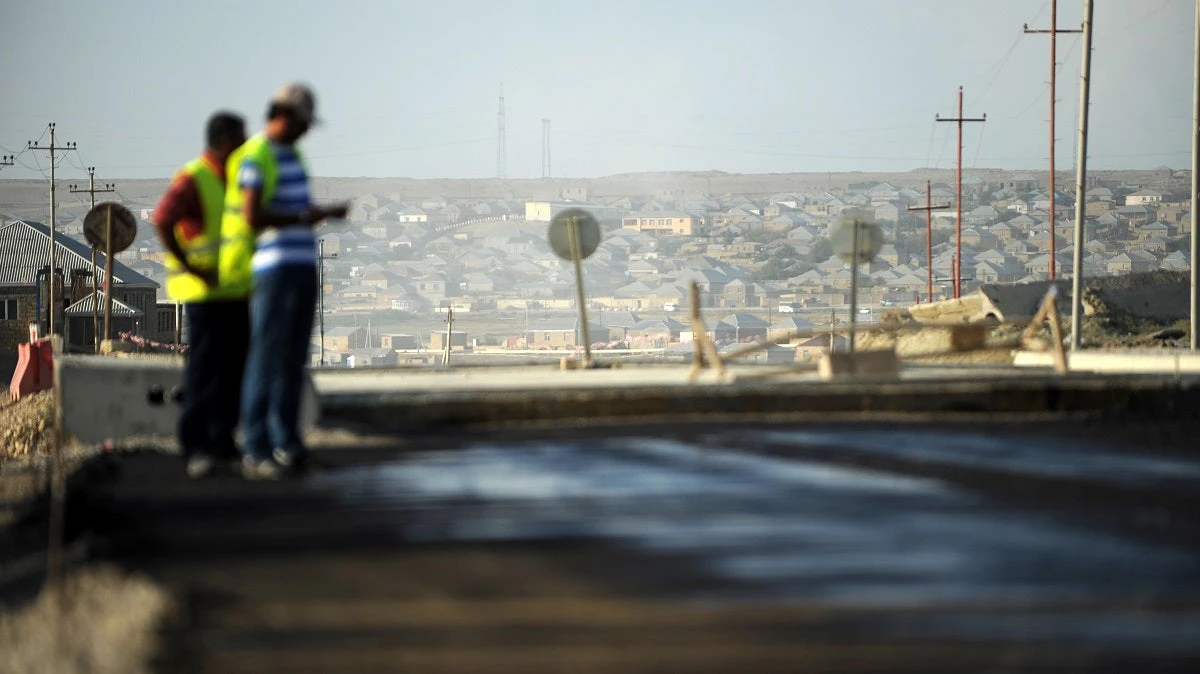 Road maintenance work in Azerbaijan. Photo: Allison Kwesell/World Bank