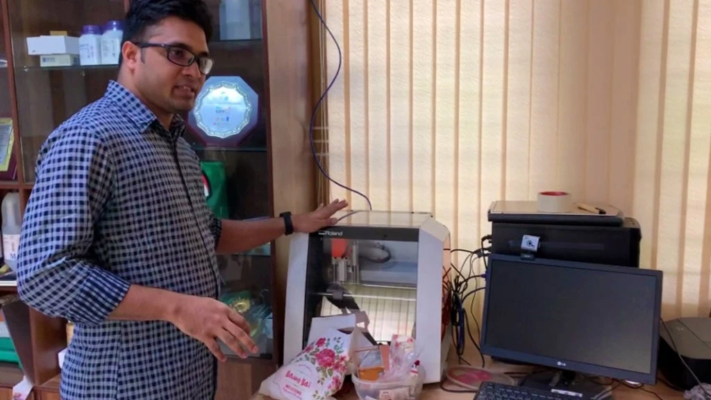 Arefin showing the equipment at his lab. Photo: World Bank