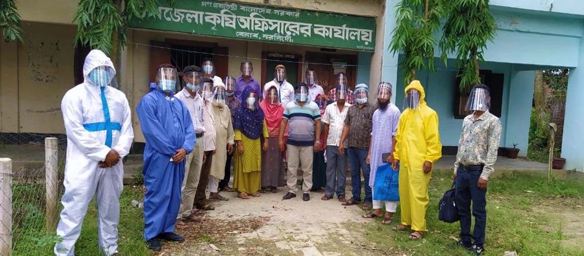 Trabajadores de primera línea, en Bangladesh, usan protectores faciales fabricados por SM Anamul Arefin. Fotografía: Banco Mundial.