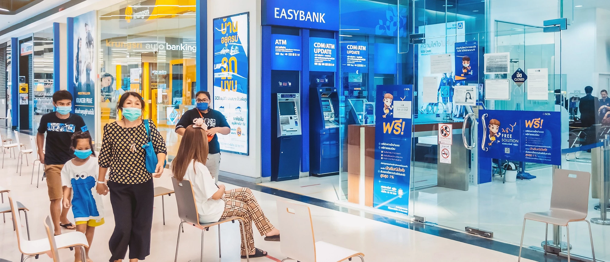 A woman sitting  spaced apart and waiting to conduct bank transactions during Coronavirus(Covid-19) | © shutterstock.com