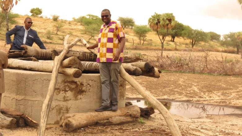 Hycinth Banseka, directeur technique de la CBLT, devant un puits au Tchad.