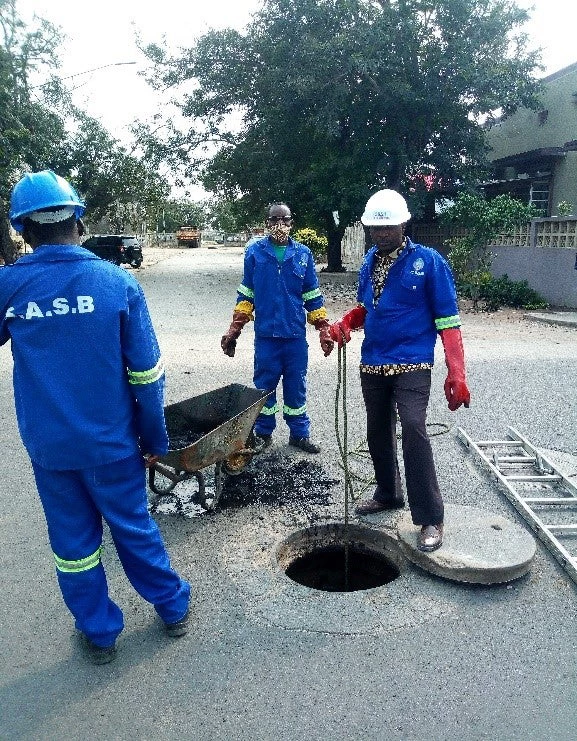 Beira Sanitation Staff on regular maintenance work. Photo Credit: Beira Autonomous Service