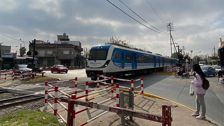 Cruce peatonal en la línea Belgrano Sur | Banco Mundial