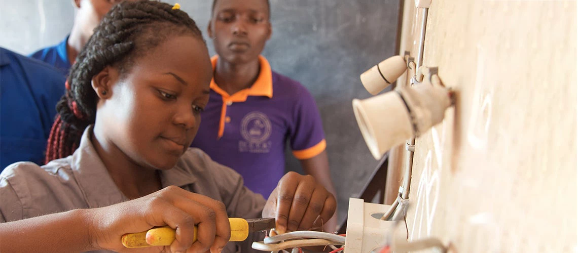 Jeune femme apprenant les rudiments de l'électricité.