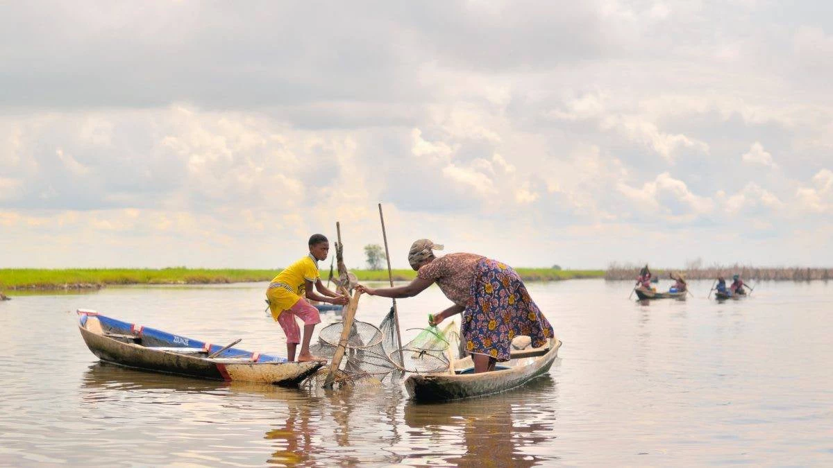 Une mère et son fils en train de pêcher au Bénin.