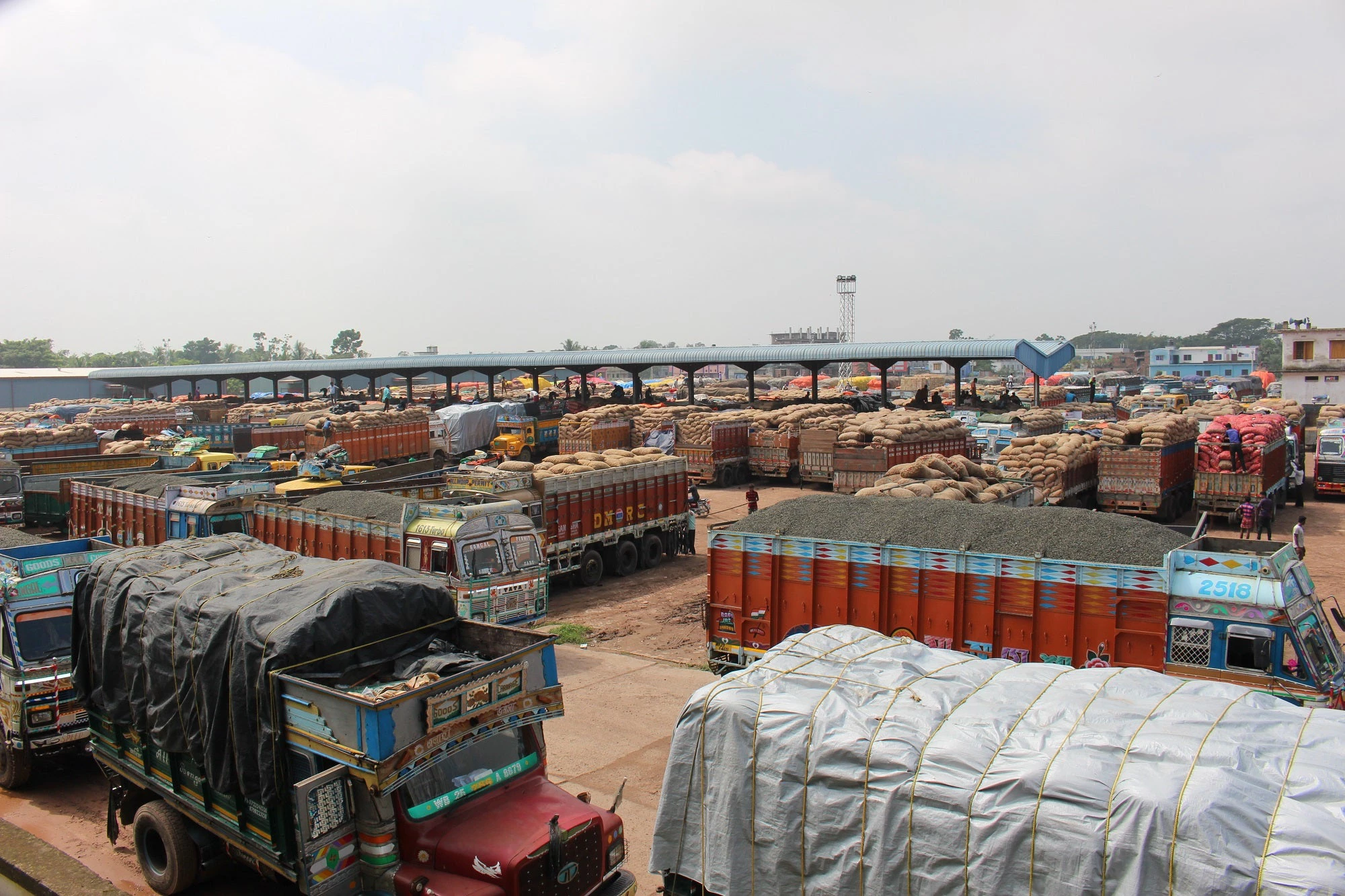 Bhomra land port: COVID-19 may provide an opportunity to move from manual processes to automated trade, transport, and logistics solutions. Photo: Erik Nora/World Bank