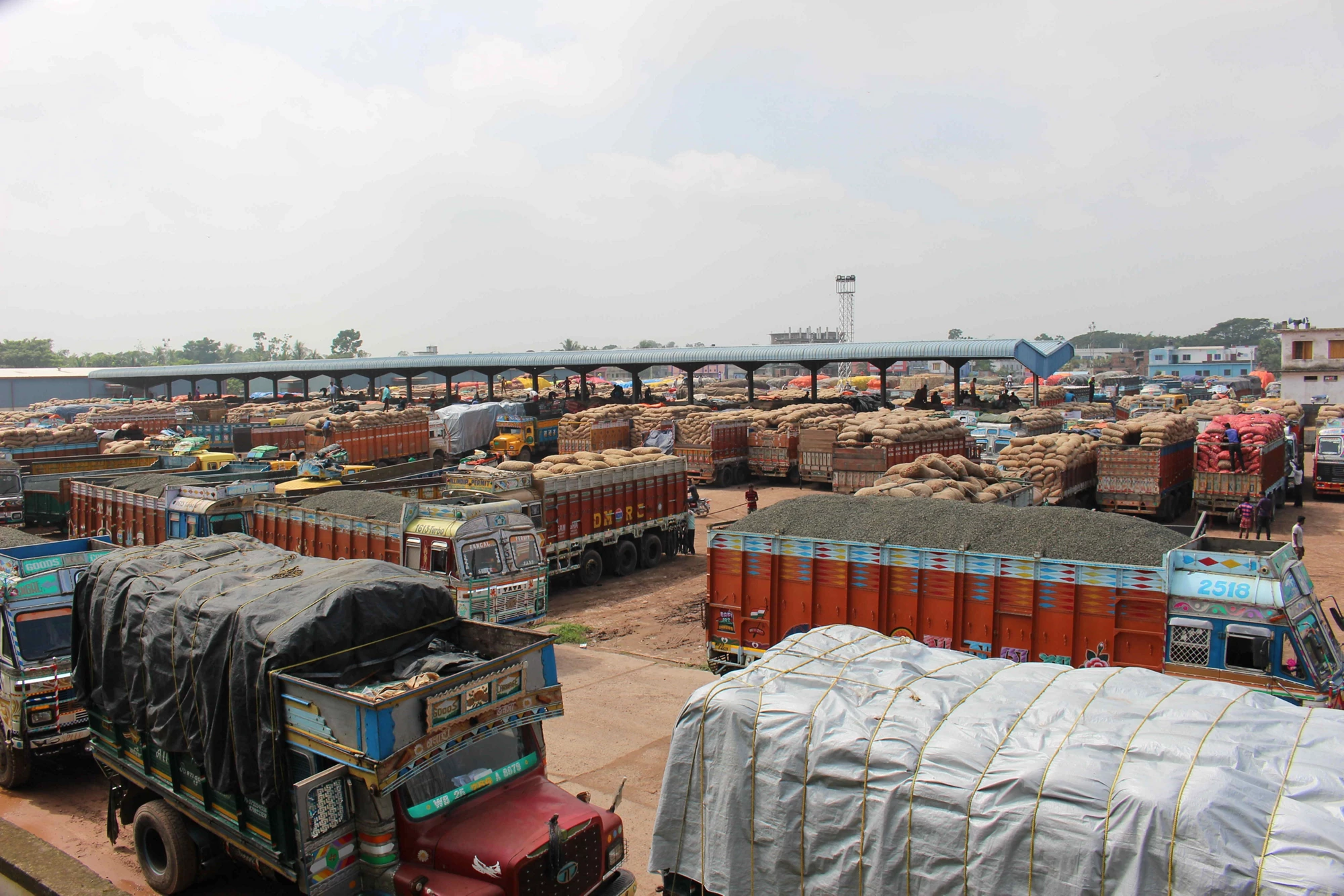Cutting red tape, together with the digitization and automation of customs procedures, can reduce the long delays at the borders in the Bangladesh, Bhutan, India, and Nepal (BBIN) sub-region. Photo of Bhomra land port between Bangladesh and India by Erik Nora.
