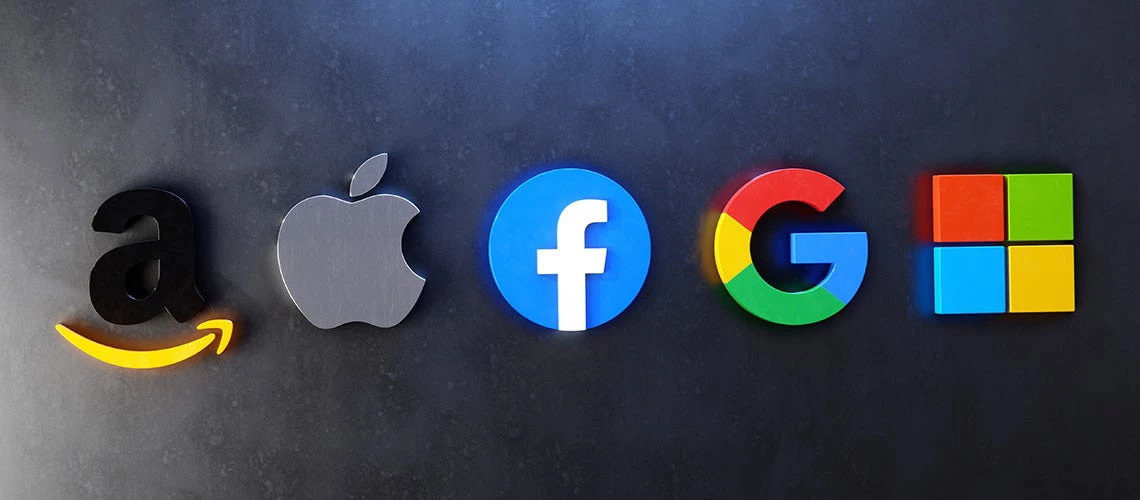 Three-dimensional logos of tech giants: Amazon, Apple, Facebook, Google and Microsoft against concrete wall. | © Adobe Stock