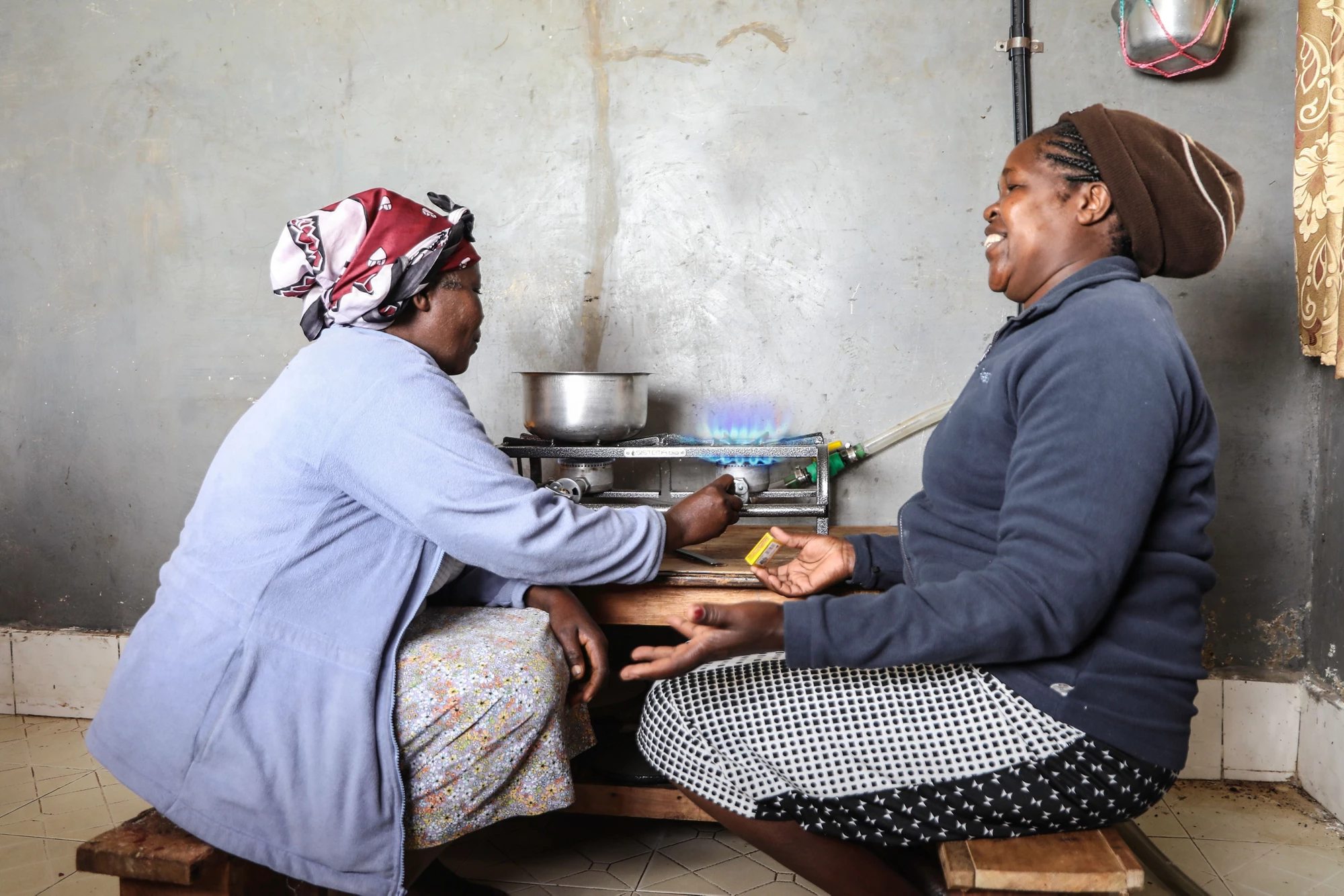 Dos mujeres usan una cocina. Foto: © Sistema.bio