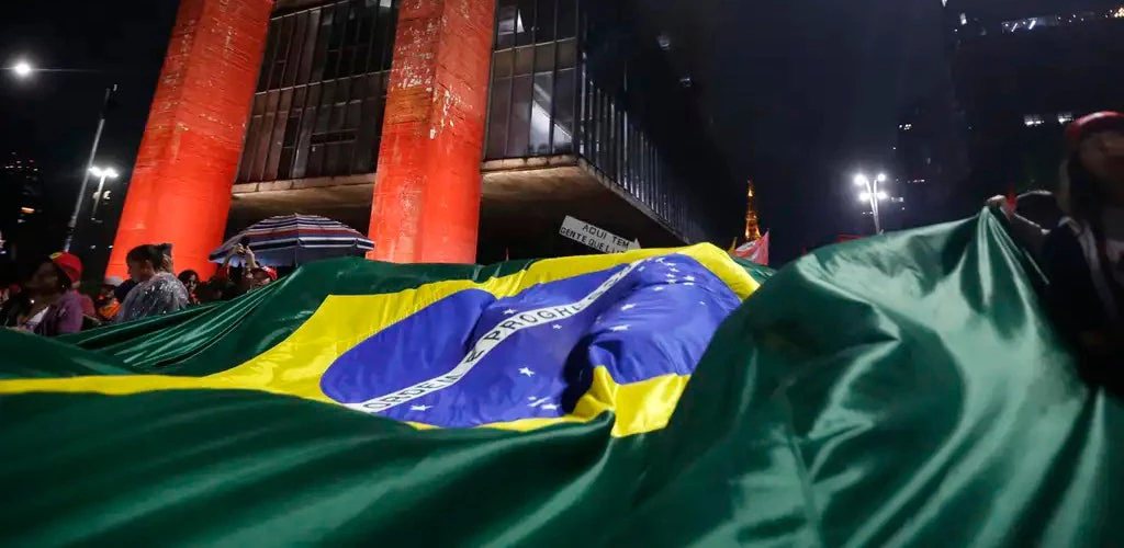 Bandeira do Brasil em frente ao Museu de Arte de São Paulo Assis Chateaubriand (MASP). Foto: Paulo Pinto/Agência Brasil