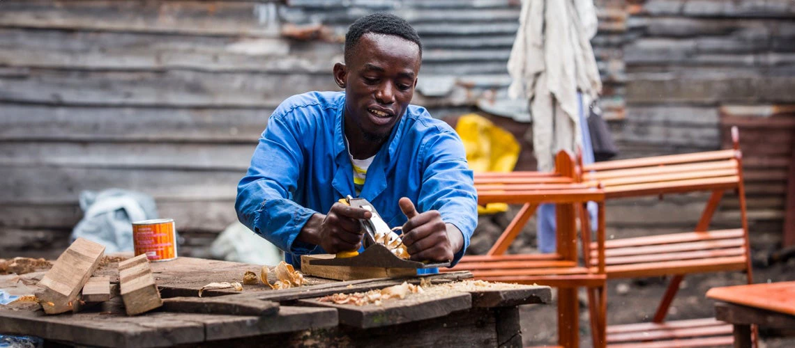 Carpenter building furniture in the Democratic Republic of Congo. Photo: Vincent Tremeau/ World Bank